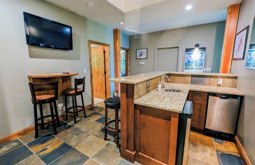 Golden Ski Chalet | Valhalla: 6 bedroom luxury home at Kicking Horse Mountain Resort