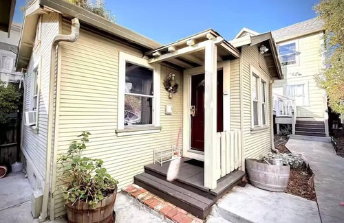 Vallejo House | Vallejo 1BR Adorable Cottage by the Napa River