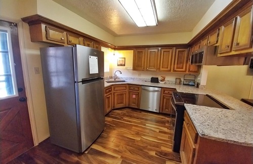 Red River House | Valley Condo 117 - Creekside - Wi-Fi - Hot Tub - Fireplace - Washer/Dryer - Pla