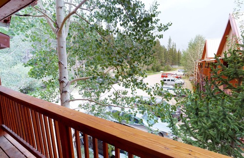 Red River House | Valley Condo 124 - Creekside - Wi-Fi - Hot Tub - Fireplace - Washer/Dryer - Gril
