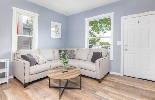 West Des Moines House | Valley Junction Gem: 2-BR Modern House w Parking