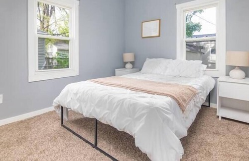 West Des Moines House | Valley Junction Gem: 2-BR Modern House w Parking