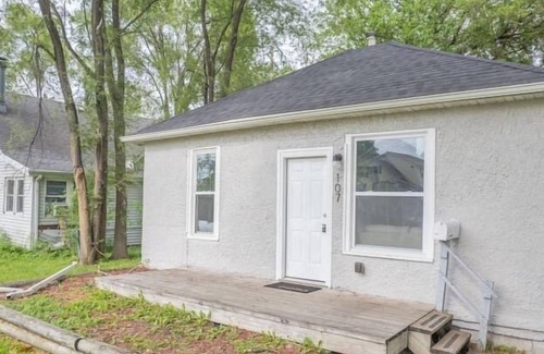 West Des Moines House | Valley Junction Gem: 2-BR Modern House w Parking