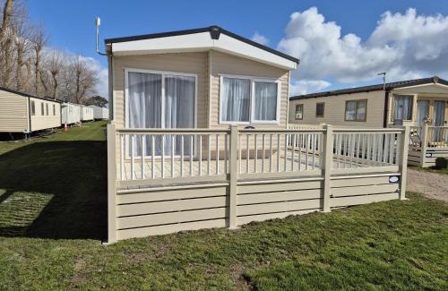 Dymchurch Apartment | Valley side - 3 bedrooms sleeps 8