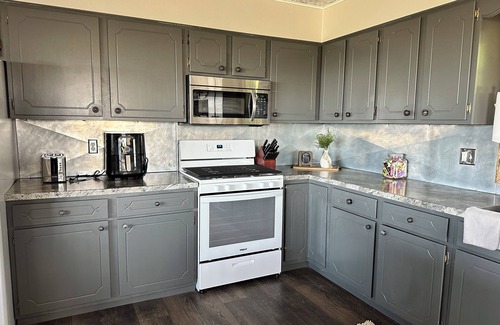 Manhattan House | Valley View Hideaway - Charming 2-bedroom house
