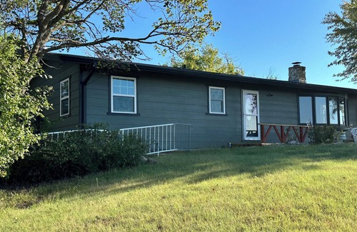 Manhattan House | Valley View Hideaway - Charming 2-bedroom house