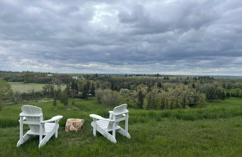 Moose Jaw House | Valley View Retreat (baby & child friendly)