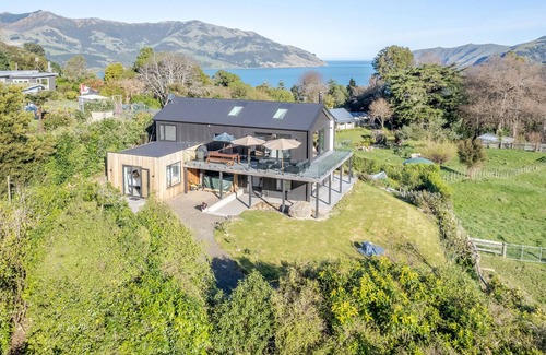 Wainui House | Valley View - Wainui Holiday Home