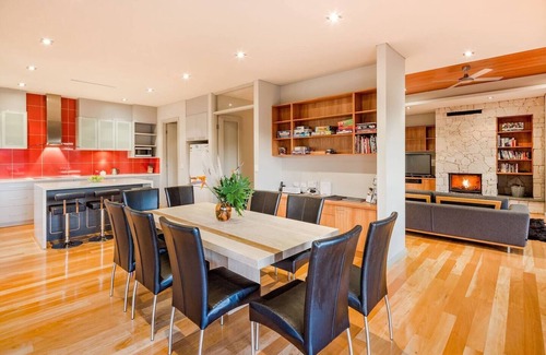 Yallingup House | Valley Views Elevated Hilltop Escape near Beaches