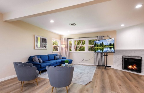 Reseda House | Valley Vista Retreat: A Serene Haven of Modern Elegance