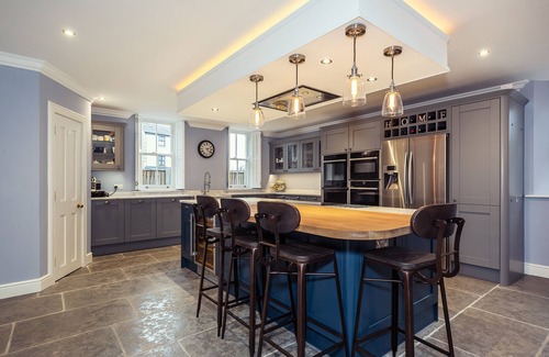 Frome Cottage | VALLIS OAK VILLA, pet friendly, with hot tub in Frome