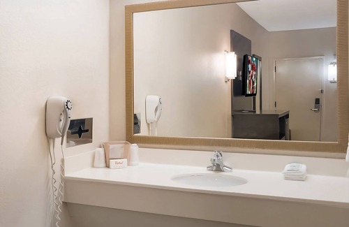 Tupelo Hotel | Value Stay: 2 Family-friendly Units w/FREE Parking and Breakfast! Pets Allowed!
