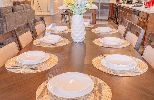 Pumpkin Center House | Valverde Oasis - 4BD Getaway near town center
