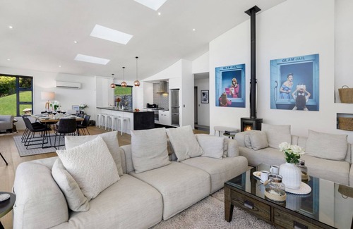 Fernhill House | Vanda Heights - Spa Pool - Spectacular Lake & Mountain Views