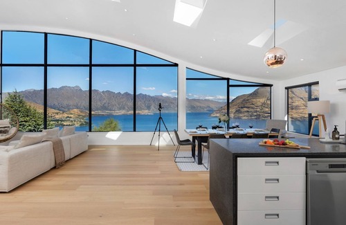 Fernhill House | Vanda Heights - Spa Pool - Spectacular Lake & Mountain Views