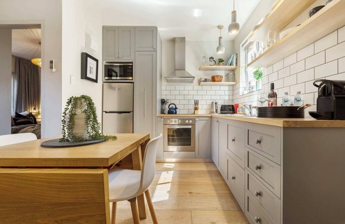 Fitzroy Apartment | VAQUAY Sonder In Fitzroy | Steps to Cafés Bars Street Art Culture Hubs