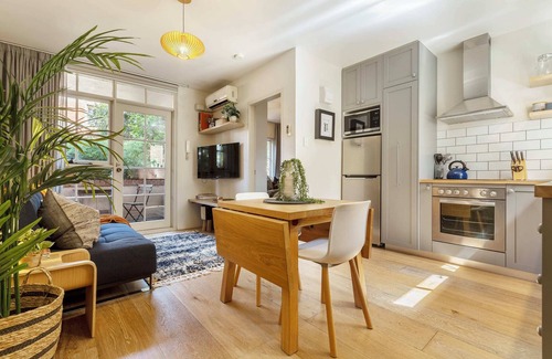 Fitzroy Apartment | VAQUAY Sonder In Fitzroy | Steps to Cafés Bars Street Art Culture Hubs