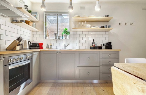 Fitzroy Apartment | VAQUAY Sonder In Fitzroy | Steps to Cafés Bars Street Art Culture Hubs