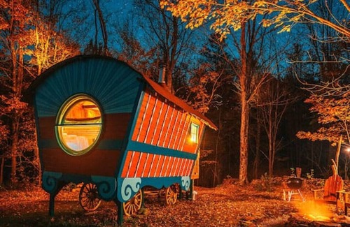 Roxbury House | Vardo · Glamping in New York at Bellfire's Cosmic Nomad