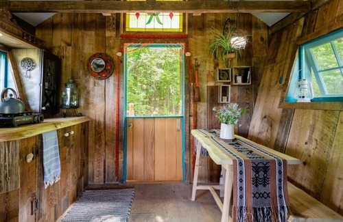 Roxbury House | Vardo · Glamping in New York at Bellfire's Cosmic Nomad