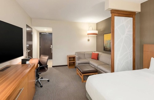 Greenville Downtown Hotel | Variety of Art at Art Crossing at Riverplace! 2 Spacious Units with Pool Access
