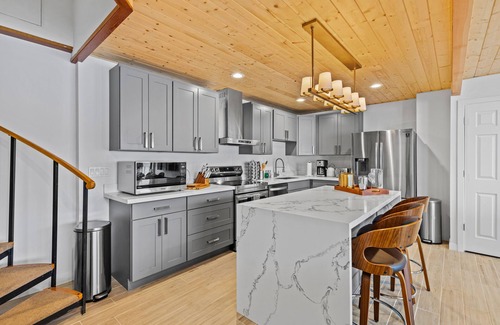 Burley House | Vashon Modern Beachfront Getaway: Pet & Family-Friendly with Stunning Views!