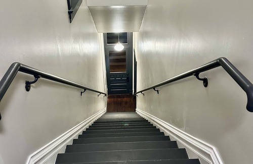 McKittrick Apartment | Vaudeville Suite, Romantic King Stay Just 4 Min from Hermann Wineries