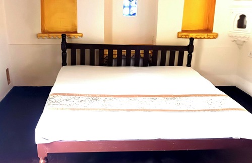 Udaipur City Centre Hotel | Veda Heritage -350 yrs old Heritage Haveli, yoga Courtyard & Lake View Rooftop