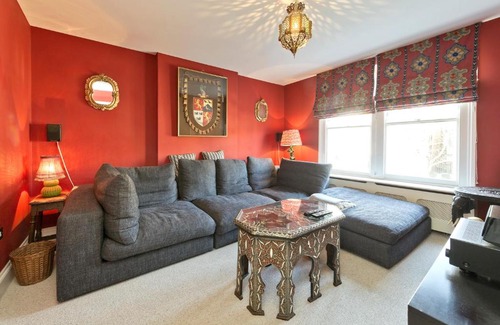 Shaftesbury House | Veeve - Cayenne Canopy