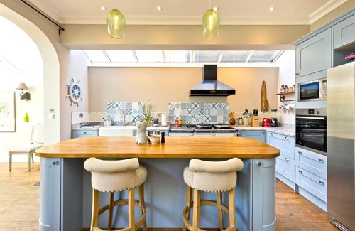 Shaftesbury House | Veeve - Cayenne Canopy