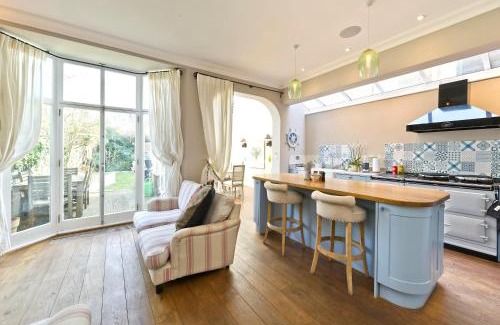 Shaftesbury House | Veeve - Cayenne Canopy
