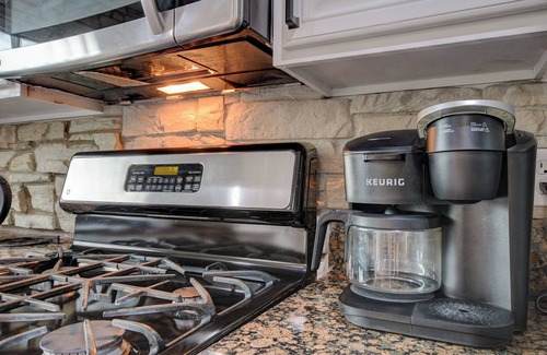 Chinatown House | Vegas BACH PAD, family vacay, Raiders, Golden Knight ~Pool, Many beds~NEAR STRIP