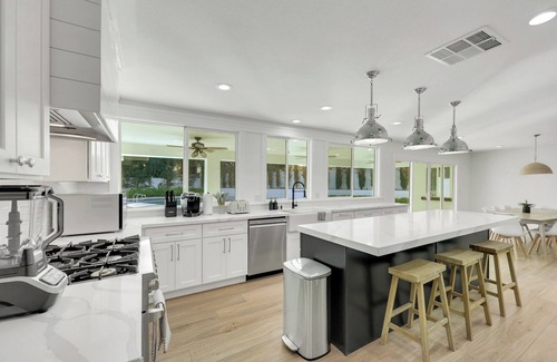 Paradise House | Vegas Modern Retreat 5BR/4BA/Pool/16Beds