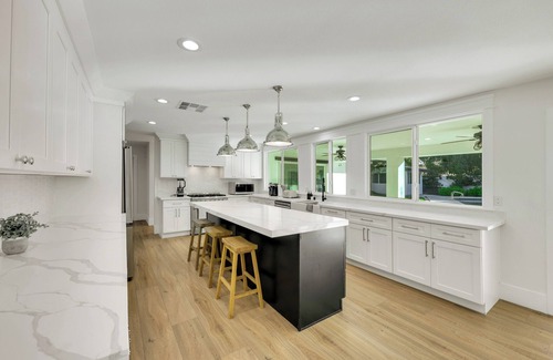 Paradise House | Vegas Modern Retreat 5BR/4BA/Pool/16Beds