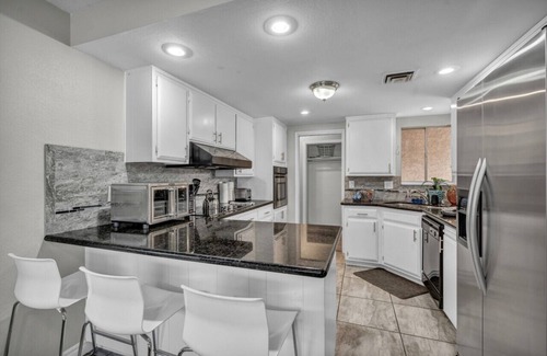 Rancho Oakey Apartment | Vegas Retreat -Single Story Pool&Hot Tub Games&BBQ
