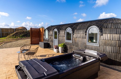 Arnold Cottage | VEIKO - MAYFLOWER MEADOW, romantic, with hot tub in Brandesburton
