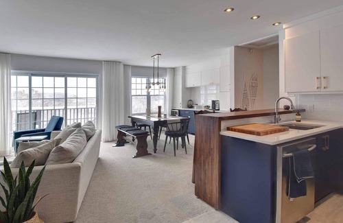 Saint-Faustin-Lac-Carre Condo | Velo Ski In/Out, Fireplace Fall Color Festival