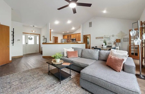 Bella Vista House | Velo Vista 5 BR Lake View Retreat, king beds, hot tub, game room, bike friendly