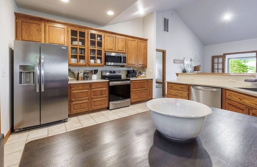 Bella Vista House | Velo Vista 5 BR Lake View Retreat, king beds, hot tub, game room, bike friendly
