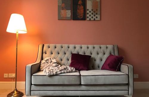 Leamington Spa Apartment | Velvet Nest 5 min walk from train station
