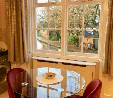 Leamington Spa Apartment | Velvet Nest 5 min walk from train station