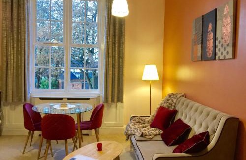 Leamington Spa Apartment | Velvet Nest 5 min walk from train station