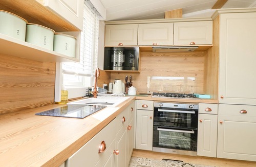 Cowes Cottage | VENDEE LODGE, pet friendly, with a garden in Cowes
