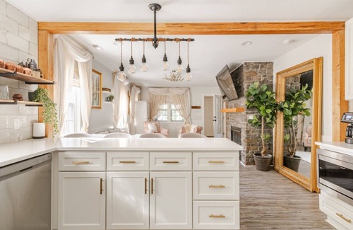 Charlotte House | Venetian: Barrell Sauna, Hot Tub, Cold Plunge, Red Light Therapy & more