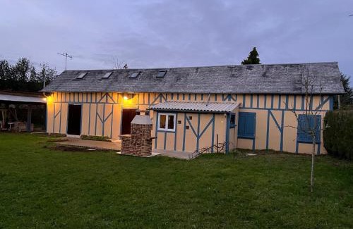 La Ferte-en-Ouche House | Venez respirer l'air de la Campagne a 70 km de de l'Océan, Villers sur Mers , Deauville . Maison de 100 m² ,sur une parcelle de 2000 m² 3 chambres toutes refaites , 2 salles d'eau , 2 toilettes , cuisine équipées . tous refait a neuf