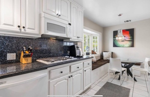 Venice House | Venice Beach Bungalow Steps From the Canals & 5 Minute Walk to Venice Beach