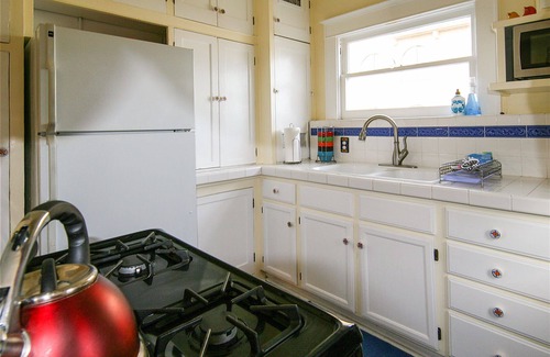 Venice Apartment | Venice Beach Garden Oasis ~ Steps to Beach, Parking, Gated Yard, BBQ, Sun Deck