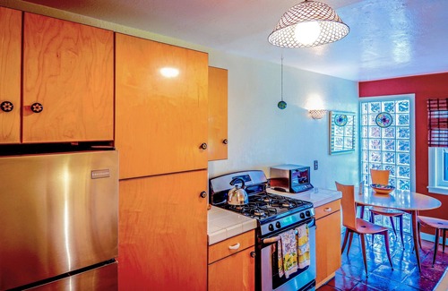 Venice Apartment | Venice Beach Oceanside Retreat~ Steps to Beach! Gated Yard, BBQ, Parking, Cabana