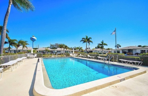 Venice Villa | Venice charm on the Island with a Pool 55+ bungalow
