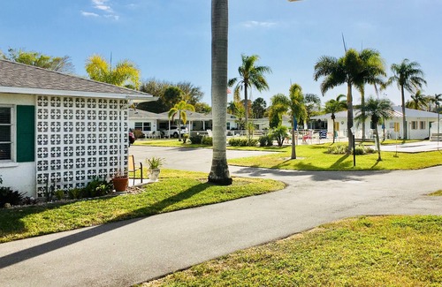 Venice Villa | Venice charm on the Island with a Pool 55+ bungalow